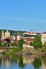 Blick an Prag Altstadt in der früh, vertikal