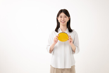 財布を持つ女性