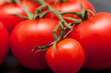 rote Tomaten auf einer Schiefertafel