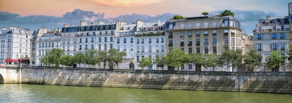 Paris, ile saint-louis and quai de Bethune, beautiful ancient buildings