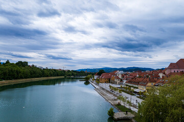 Obraz premium A stunning view of Maribor's historic skyline with red rooftops and a serene river. 