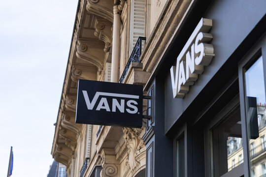 Le logo de marque Vans d'une boutique dans la rue. Paris, 29 mai 2025 - France.