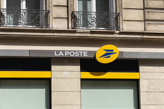 Le logo de marque La Poste d'une agence dans la rue. Paris, 29 mai 2025 - France.