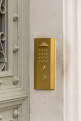 Un interphone à l'entrée d'un immeuble.