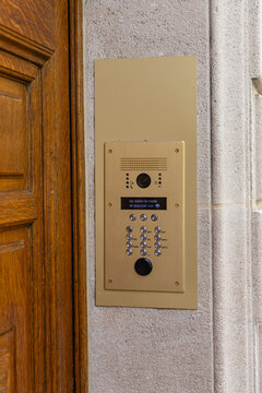 Gros plan sur un interphone &agrave; l'entr&eacute;e d'un immeuble dans la rue.