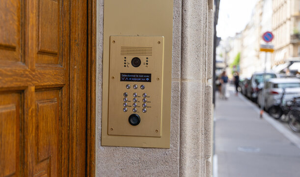 Gros plan sur un interphone &agrave; l'entr&eacute;e d'un immeuble.
