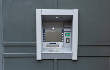 Un distributeur automatique de billets d'une banque dans la rue.