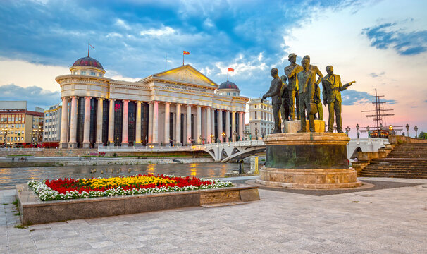 Fototapeta Archaeological Museum of Macedonia and Bridge of the Civilizations in downtown of Skopje with monuments of Project "Skopje 2014"