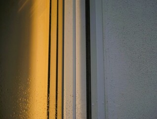 Grauweißgelbe Fassade mit Licht als Hintergrund