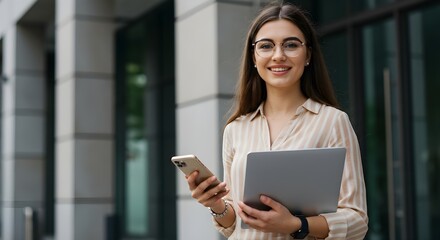 Mujer de negocios feliz de pie afuera de un edificio de oficinas