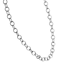 Cadena plateada ondulada aislada. Lista para usarse en joyeria. Eslabones de plata para una joya. eslabones amplios en vista de perfil.