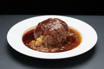 日本のチーズインハンバーグ　中身のチーズが一部出ている　斜めシャローフォーカス