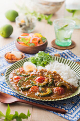 【ゴーヤのカレー】夏野菜のゴーヤとトマトをたっぷり楽しむ夏のカレー。添えたパクチーで夏気分アップ。