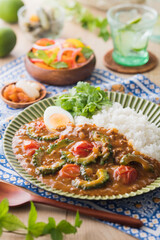 【ゴーヤのカレー】夏野菜のゴーヤとトマトをたっぷり楽しむ夏のカレー。添えたパクチーで夏気分アップ。