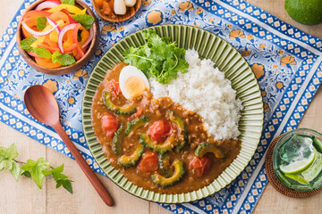 【ゴーヤのカレー】夏野菜のゴーヤとトマトをたっぷり楽しむ夏のカレー。添えたパクチーで夏気分アップ。