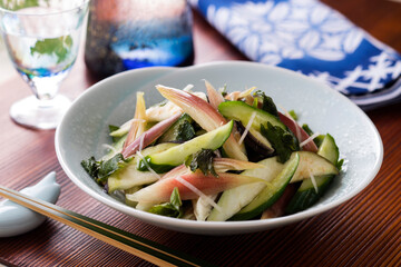 【みょうがとなすの浅漬け】夏に旬を迎える茗荷と茄子と胡瓜を使った漬物。香味野菜の新生姜と大葉もあわせて風味良くサッパリ楽しめる夏の漬物です。