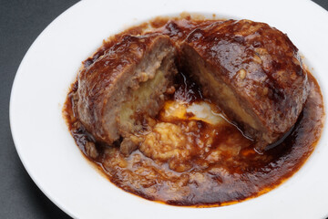 日本のチーズインハンバーグ　半分に切った状態アップ　やや斜め