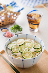 【すだちの冷やしうどん 】たっぷりの酢橘で風味爽やかに暑い夏に爽やかにいただく冷やしうどんです。