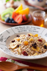 【ミューズリー】ドライフルーツが沢山のミューズリー。たっぷりミルクと蜂蜜で楽しむ朝食のイメージ。