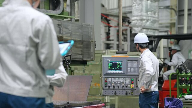 工場で働く作業員グループ