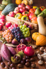 【秋の野菜と果物】秋に収穫を迎えた野菜と果物。シャインマスカット・巨峰・ゴルビー・クインニーナ・無花果・ざくろ・栗・薩摩芋・マッシュルーム・エリンギ・南瓜・柿・林檎・洋梨