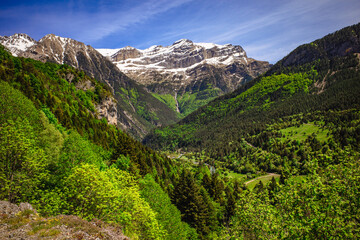 Valle de Bujaruelo en el pirineo, Torla, España