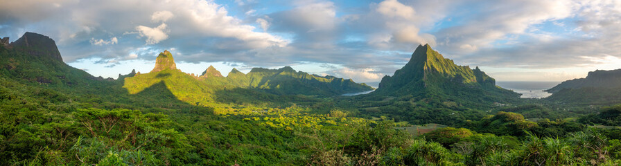 Sweeping panoramic views from the end of the trois pinus hiking trail overlooking the  Opunohu Valley and Cook and Opunohu Bays, Moʻorea (Moorea) island, French Polynesia.