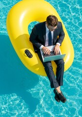 Photo Businessman Working on Laptop At Pool With Yellow Swim Tube