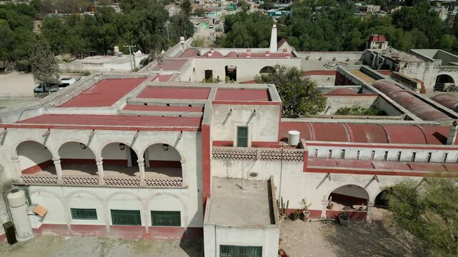 Vista lateral de la casa grande de la ex hacienda de Carranco, en el municipio de  Villa de reyes, San Luis Potos&iacute;, M&eacute;xico