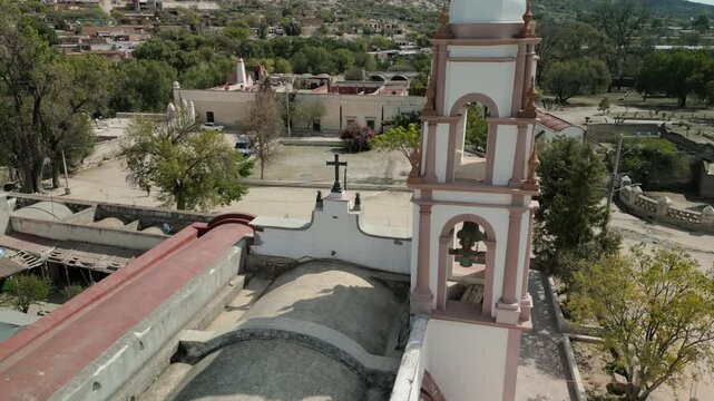 Vista trasera de la capilla hacia el frente de la ex hacienda de Carranco, en el municipio de  Villa de reyes, San Luis Potos&iacute;, M&eacute;xico