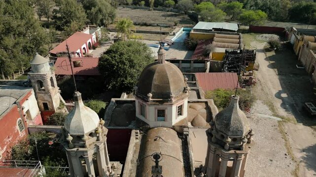 Toma Panor&aacute;mica de la capilla de la ex-hacienda de Gogorr&oacute;n, ene el municipio de  Villa de reyes, San Luis Potos&iacute;, M&eacute;xico