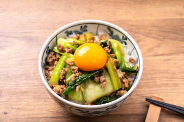 青梗菜と豚ひき肉のオイスターソース炒め丼（卵黄のせ）