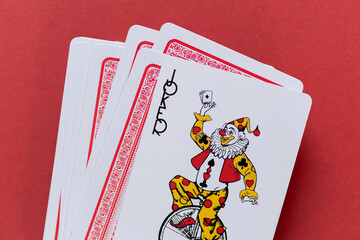 赤背景にジョーカーのトランプ	
