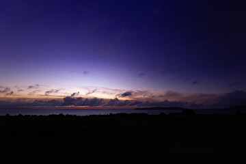 マジックアワーの絶景：石垣島ミルミル本舗、紫とオレンジが織りなす空のショー Magic Hour Spectacle: Ishigaki's Mirumiru Honpo, a Sky Show of Purple and Orange