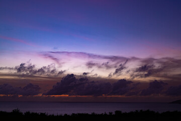 雲間のグラデーション：石垣島ミルミル本舗で見る、幻想的な夕暮れの空模様 Gradation Between the Clouds: Fantastical Evening Sky Patterns Seen from Mirumiru Honpo, Ishigaki