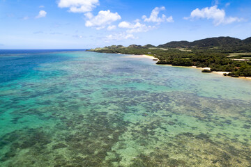 石垣島平久保の天空散歩：ドローンが見たエメラルドグリーンのサンゴ礁 Skywalking over Hirakubo, Ishigaki: Emerald Green Coral Reefs Seen by a Drone