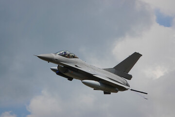 f-16 fighter jet