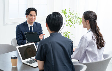 タブレットを使い説明をする営業マン