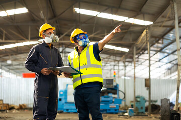 Plakat teamwork : Officials from the Department of Hazardous substances control bureau is investigating the leak of a hazardous chemical in chemical industry plant. Man with safety protective mask in factory