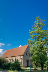 Die in den 50er-Jahren zu DDR-Zeiten gebaute turmlose Kirche in Borgsdorf am "Königin-Luise-Radweg" steht heute unter Denkmalschutz