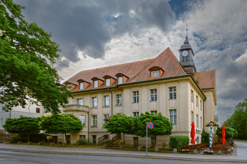 Am denkmalgeschützten Rathaus von Birkenwerder führen mehrere Rad- und Wanderwege vorbei - Ansicht von Norden, Inschriften teilweise retuschiert