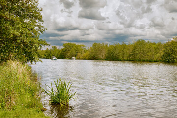 Sportboote auf der Havel am "Königin-Luise-Radweg" bei Hennigsdorf, Blick Richtung Nordosten auf die "Schwimmhafenwiesen"