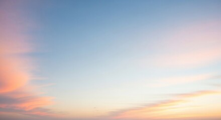 Obraz premium Pastel Sky at Sunset: Soft Hues of Blue, Pink, and Gold Blend in a Tranquil Scene