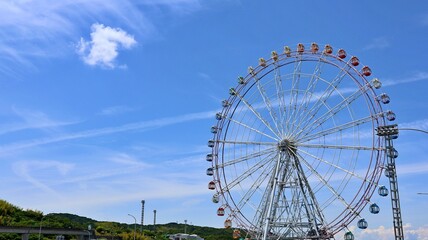 淡路SAの観覧車と夏の青空