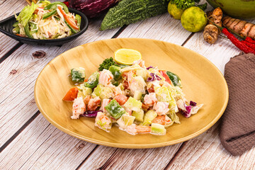 Salad with prawn and vegetables