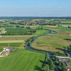 Das Wörnitztal bei Wittelshofen am Hesselberg in Mittelfranken an einem sonnigen Sommerabend