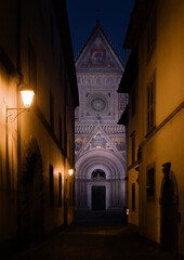 Duomo di Orvieto and narrow street at night