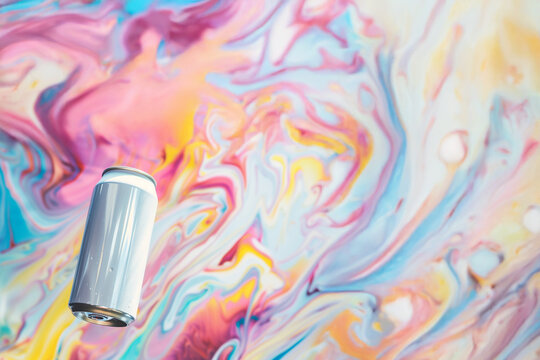 Canette blanche sur fond abstrait multicolore effet marbr&eacute; pastel, mockup moderne pour boisson ou design personnalis&eacute;