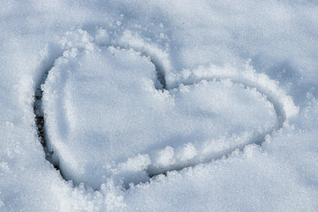 The heart-shaped painting on the snow represents pure white love.