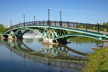 Obraz premium Arched metal bridge across the middle pond. The territory of the Tsaritsyno, Moscow